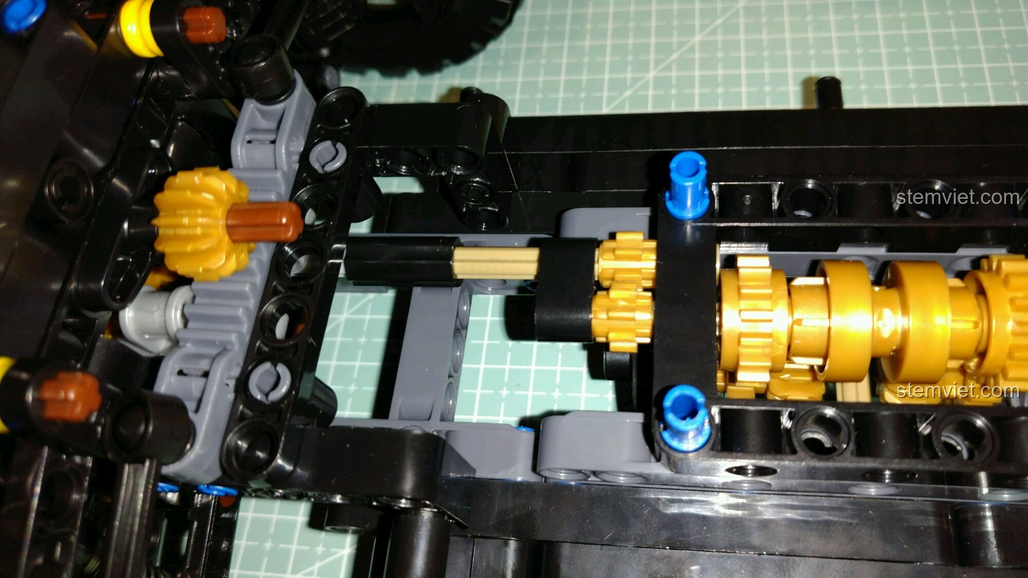 Vô lăng và hệ thống lái của đồ chơi mô hình Xe Ba Bánh Cổ Điển Morgan 65 đang được lắp ráp.