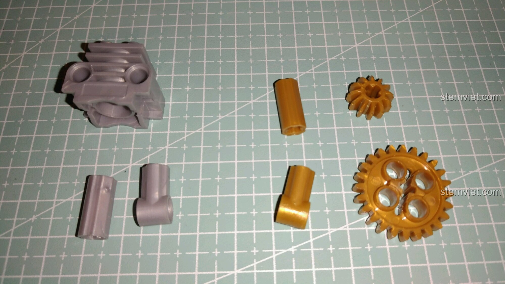 Các chi tiết động cơ và bánh răng màu vàng đồng của đồ chơi mô hình Xe Cổ Điển Anh Quốc.