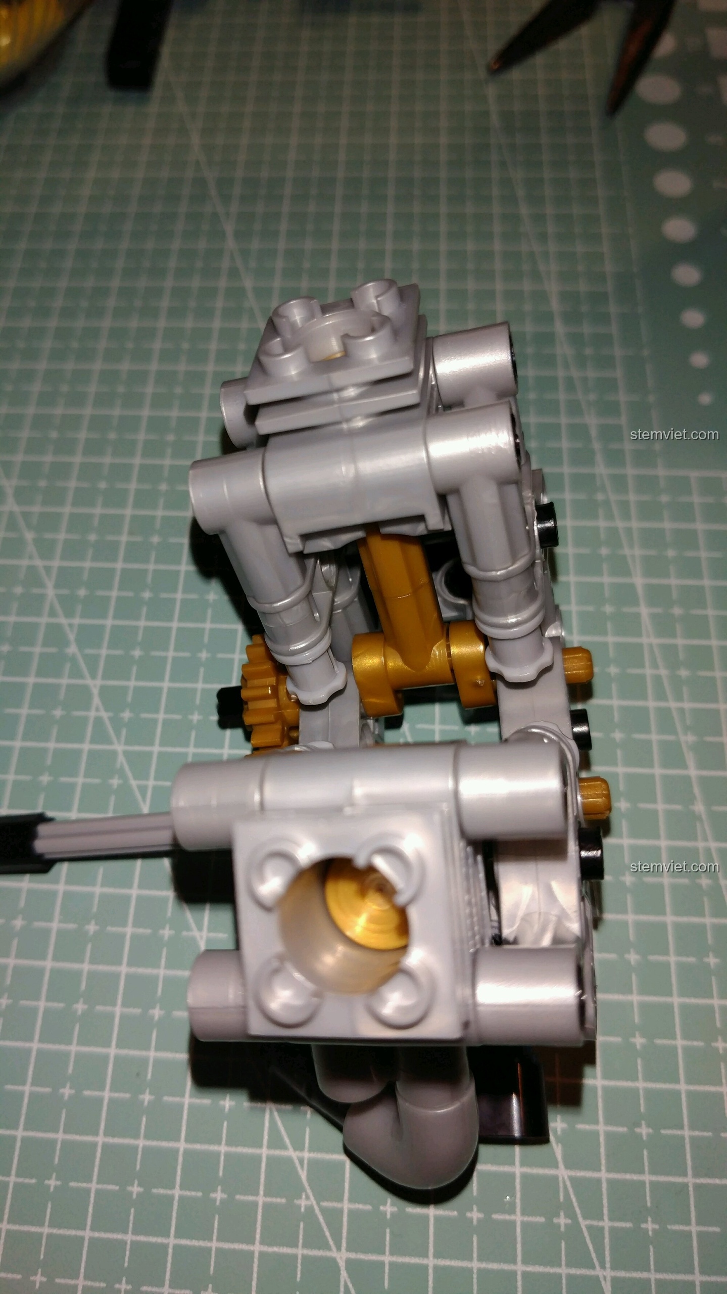 Cận cảnh động cơ từ bên hông của đồ chơi mô hình Xe Cổ Điển Anh Quốc, chi tiết tỉ mỉ.