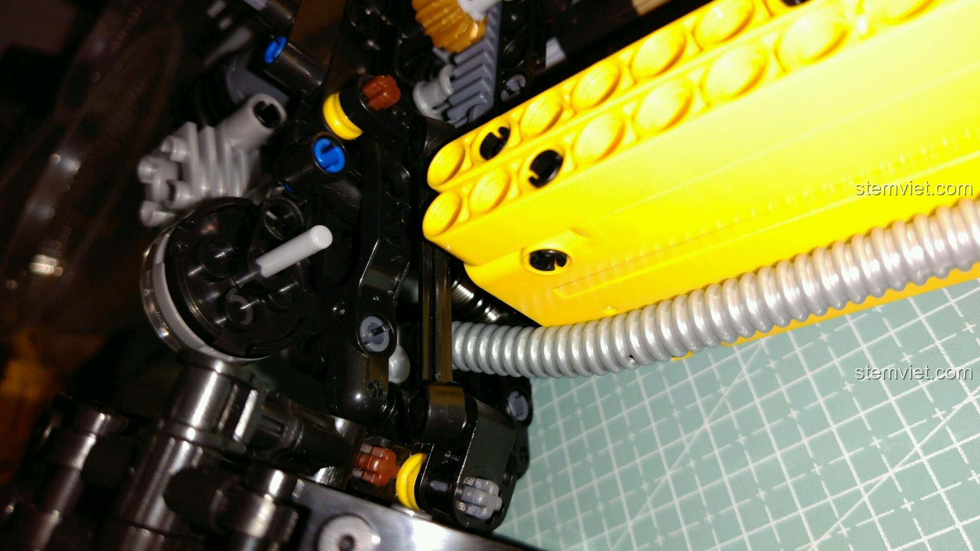 Cận cảnh đuôi xe của đồ chơi mô hình Xe Cổ Điển Anh Quốc, đèn hậu và biển số chắc chắn.