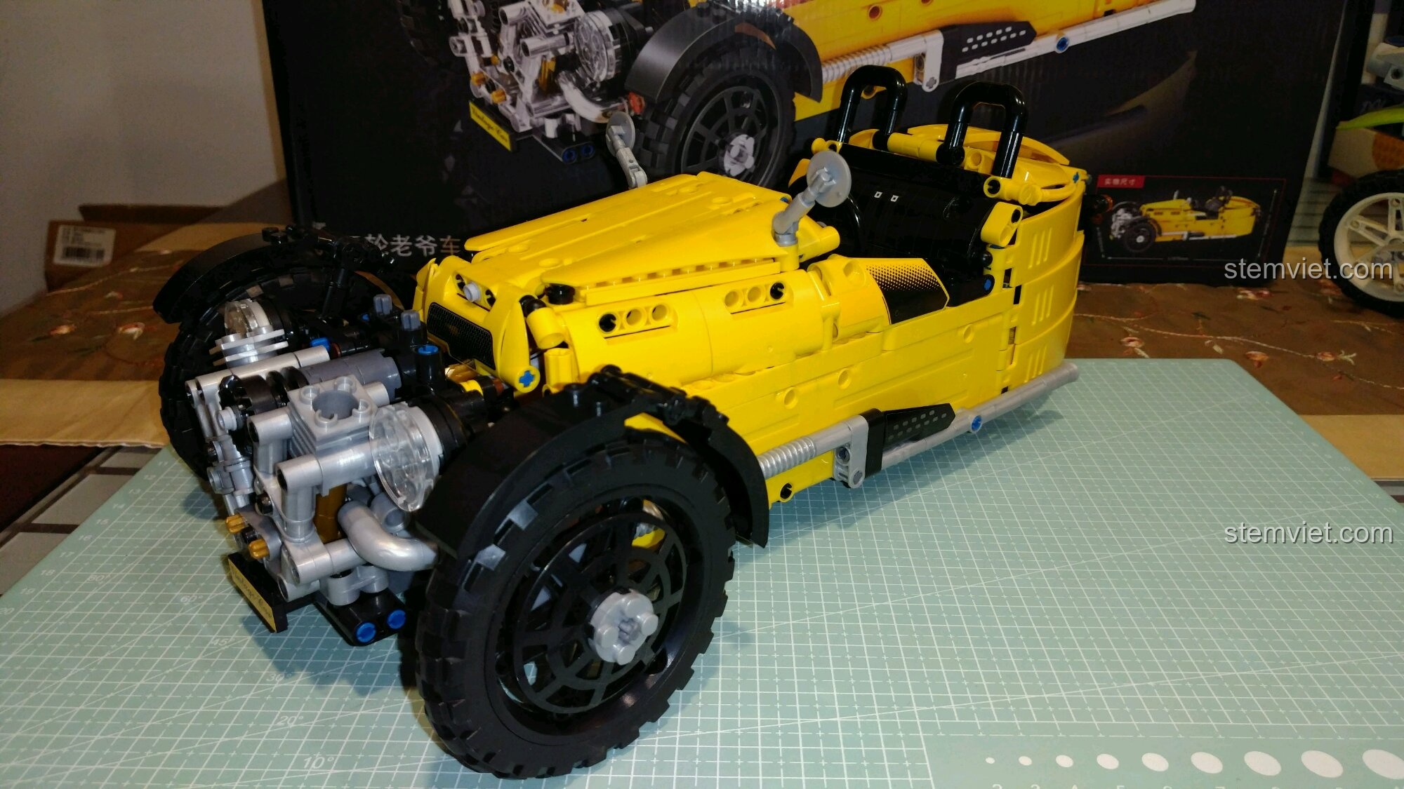 Mô hình hoàn chỉnh của đồ chơi mô hình Xe Cổ Điển Anh Quốc từ góc nhìn phía trước.