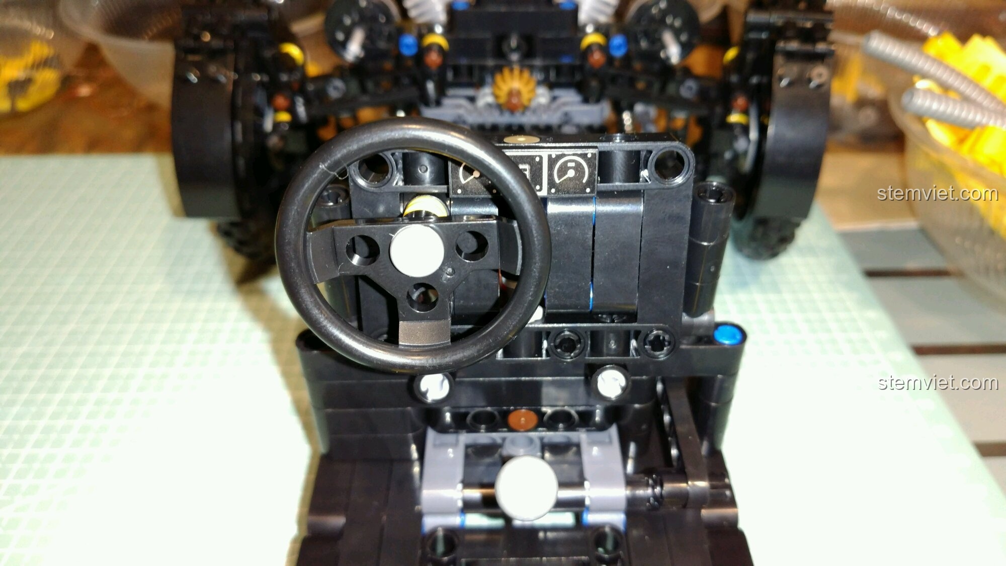 Cơ cấu truyền động từ vô lăng đến bánh trước của đồ chơi mô hình Xe Cổ Điển Anh Quốc.