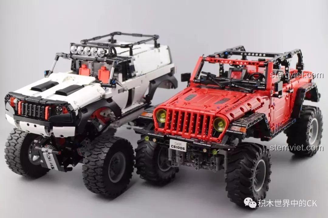 So sánh kích thước giữa Xe Địa Hình 4 Bánh Chủ Động Thông Minh 01 (trái) và một mô hình xe địa hình màu đỏ khác (phải).