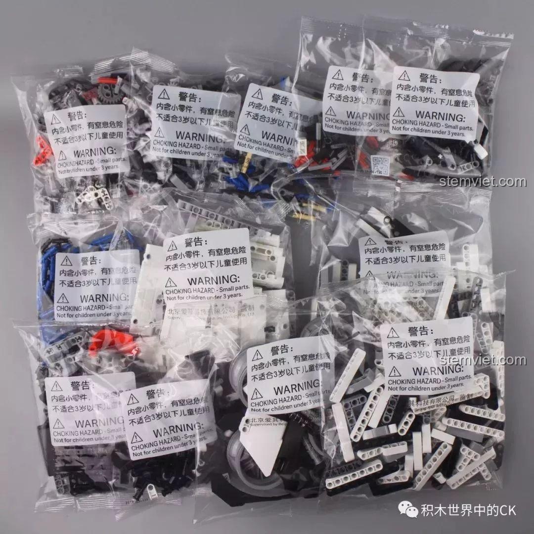 Rất nhiều túi nhựa chứa các mảnh ghép của bộ đồ chơi mô hình Xe địa 4 bánh YYSQC01IQI, cho thấy sự phức tạp của mô hình.