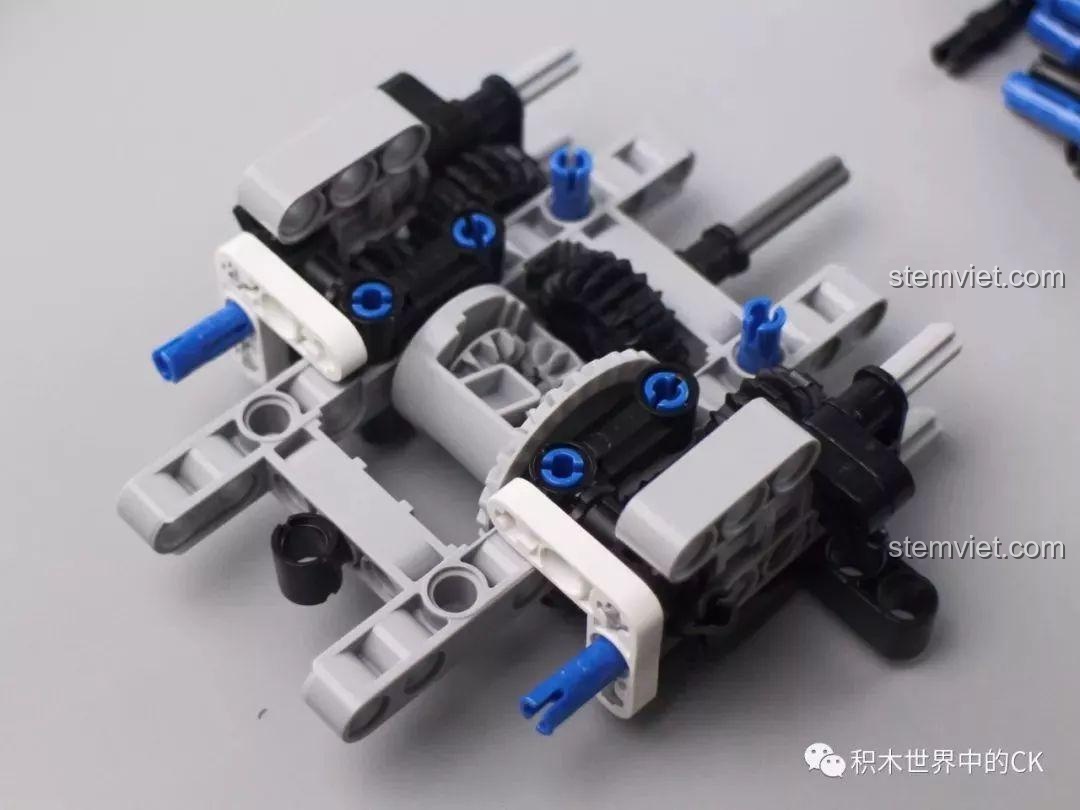 Một cụm vi sai và hệ thống treo đang được lắp ráp từ các chi tiết của bộ đồ chơi mô hình Xe địa lập trình được 01.