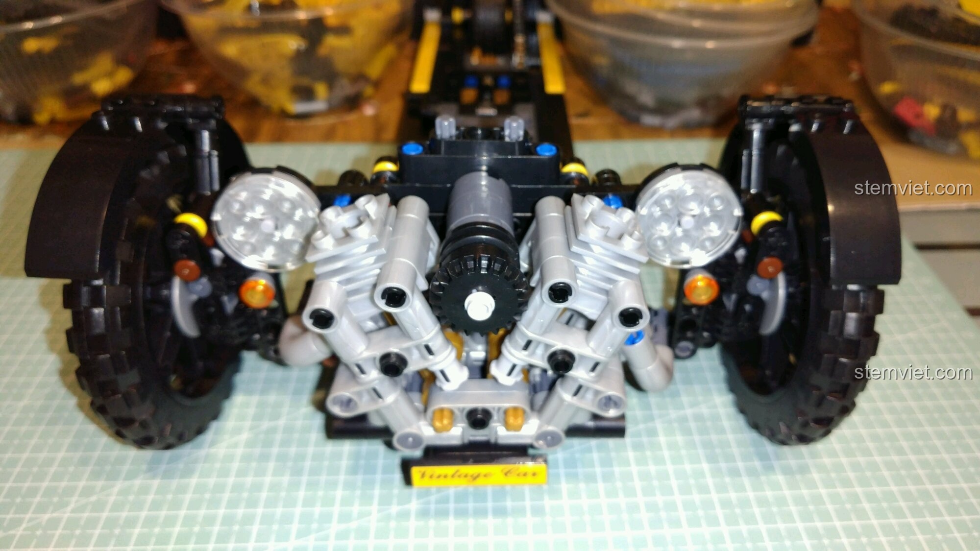 Cận cảnh động cơ và hệ thống treo trước đã hoàn thiện của đồ chơi mô hình Xe Đua Cổ Điển Ba Bánh Winner.