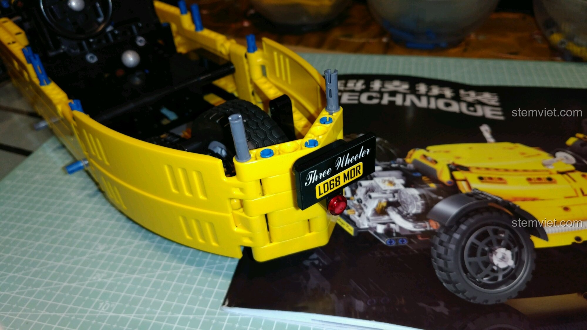 Mô hình hoàn chỉnh của đồ chơi mô hình Xe Đua Cổ Điển Ba Bánh Winner từ góc nhìn bên hông.