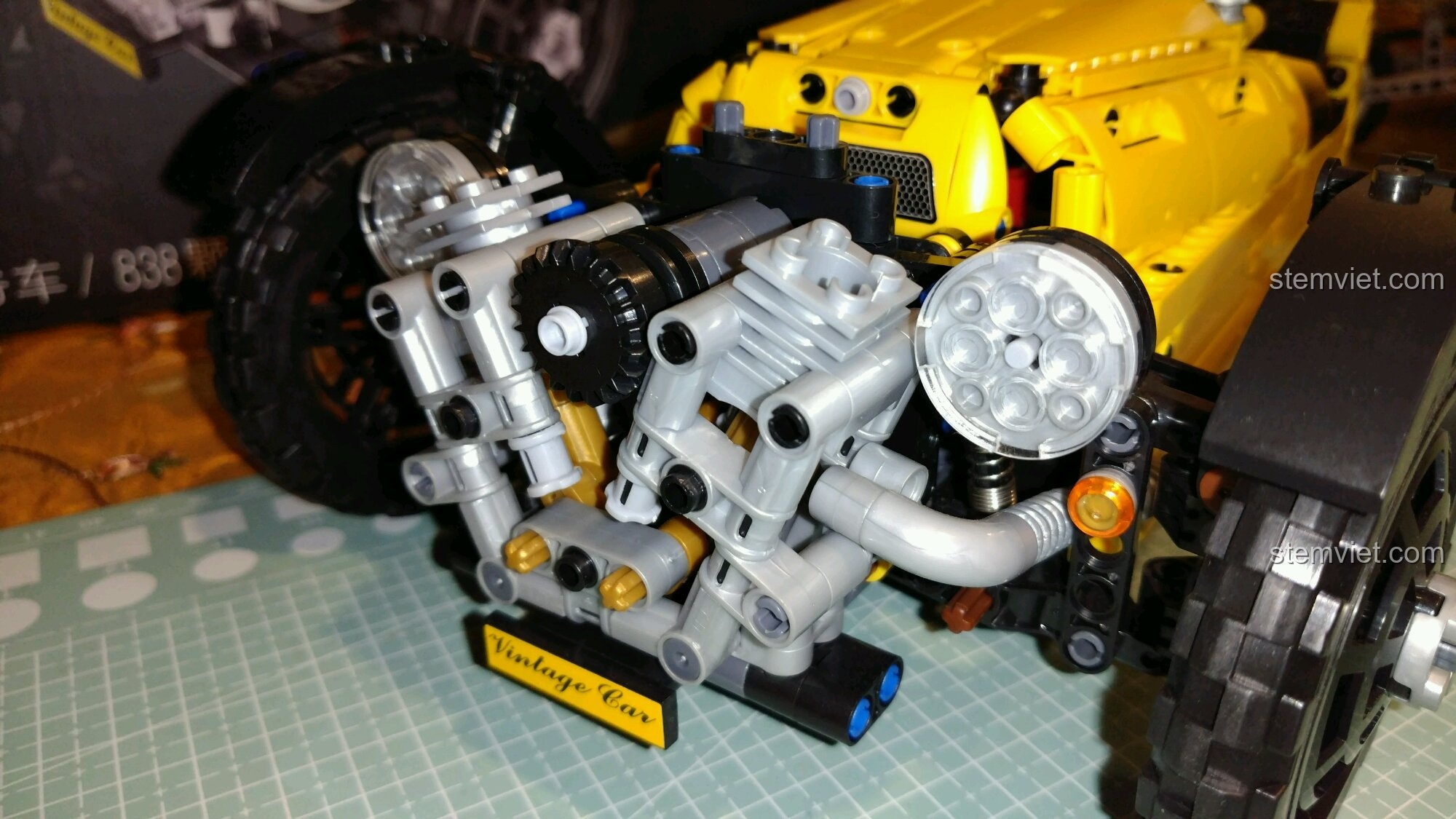 Mô hình hoàn chỉnh của đồ chơi mô hình Xe Đua Cổ Điển Ba Bánh Winner từ góc nhìn phía trước.