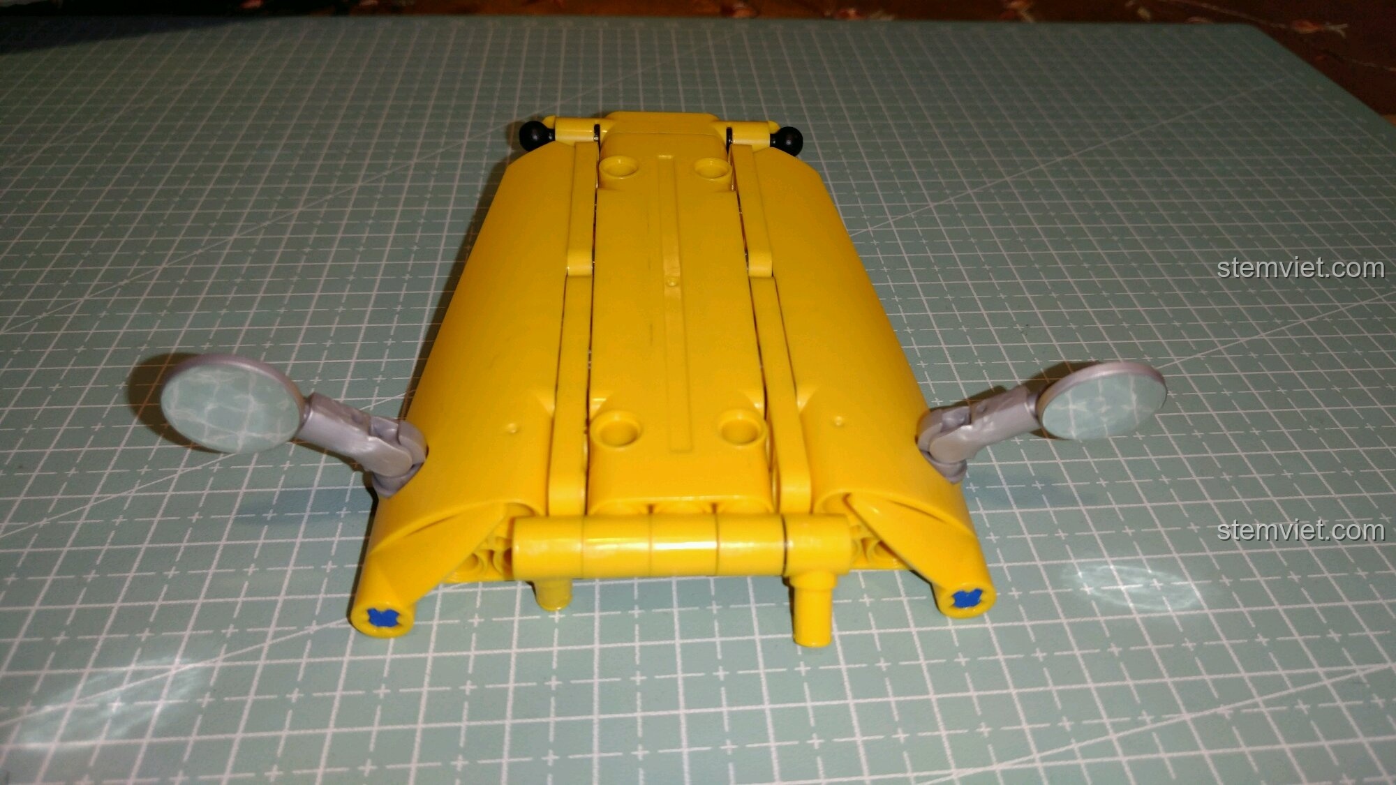 Mô hình hoàn chỉnh của đồ chơi mô hình Xe Đua Cổ Điển Ba Bánh Winner từ góc nhìn phía trước.