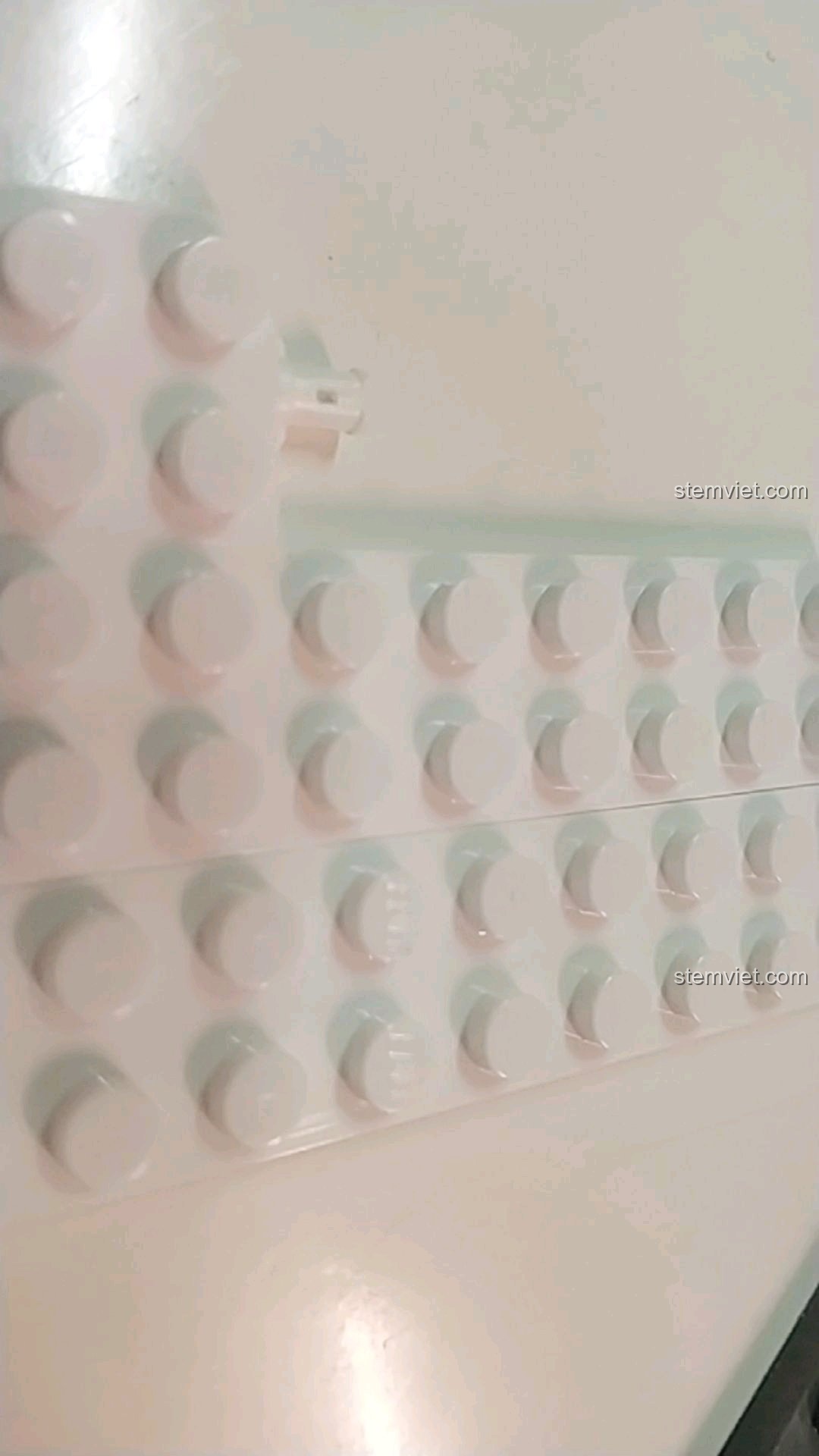 Chi tiết logo dập nổi trên các mảnh ghép trắng của bộ đồ chơi mô hình Xe Tuần Tra Giao Thông cho bé từ 6 tuổi.