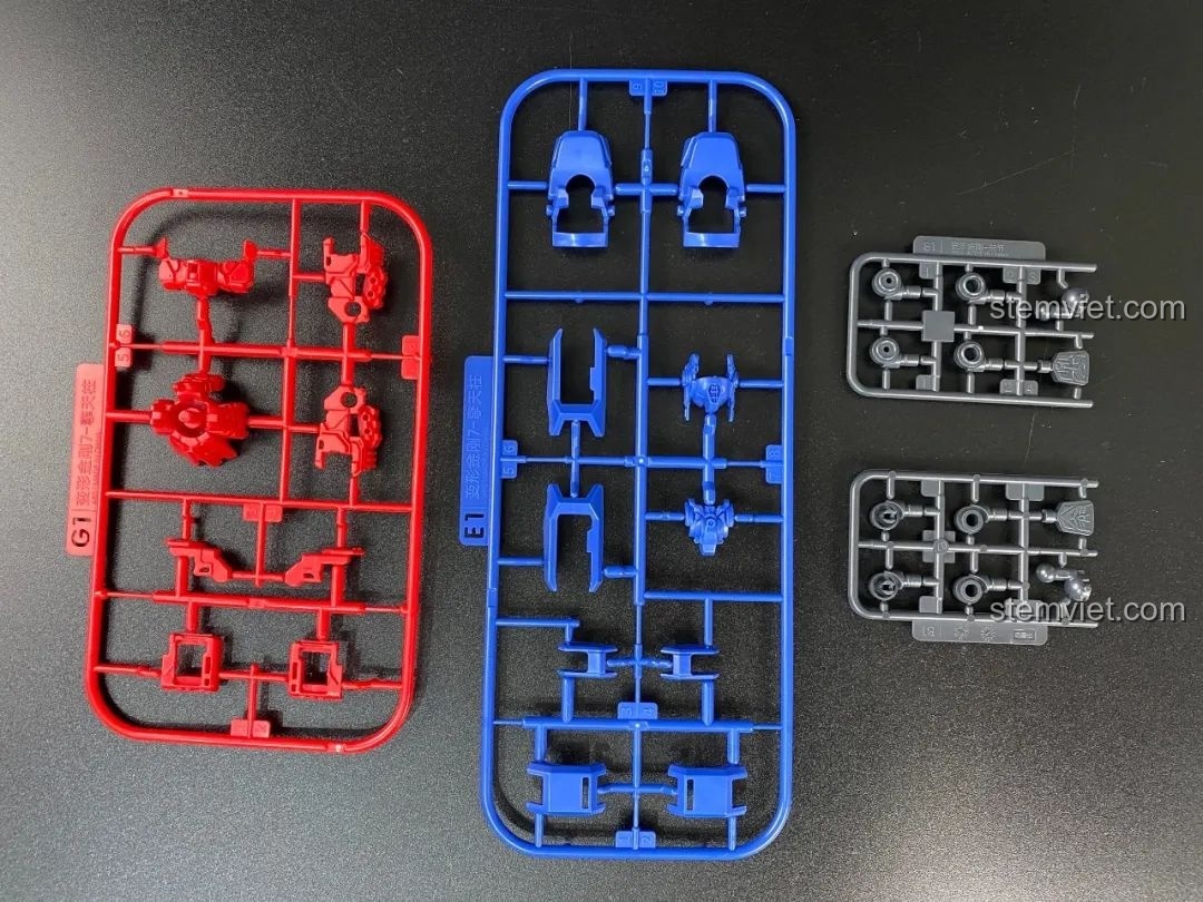 Các vỉ mảnh ghép màu đỏ, xanh dương và xám của bộ lắp ráp Optimus Prime BLOKEES 71141.