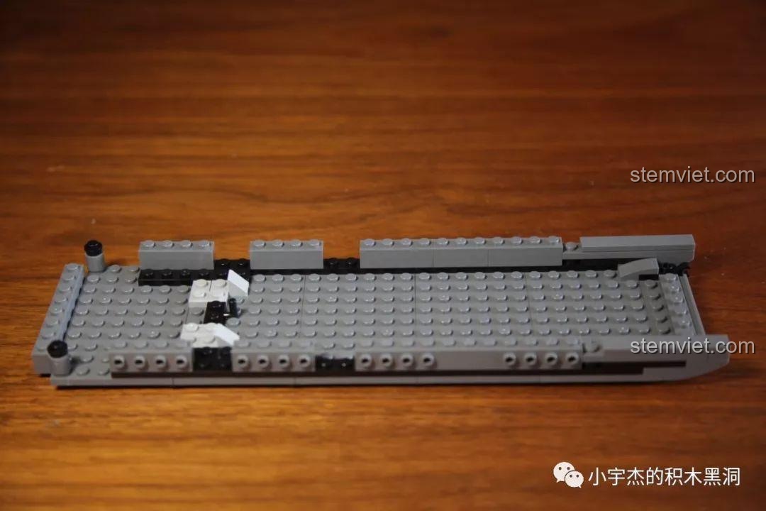 Quá trình lắp ráp phần thân của Tàu Đổ Bộ LCM3 từ bộ đồ chơi xây dựng 101362 hợp túi tiền.