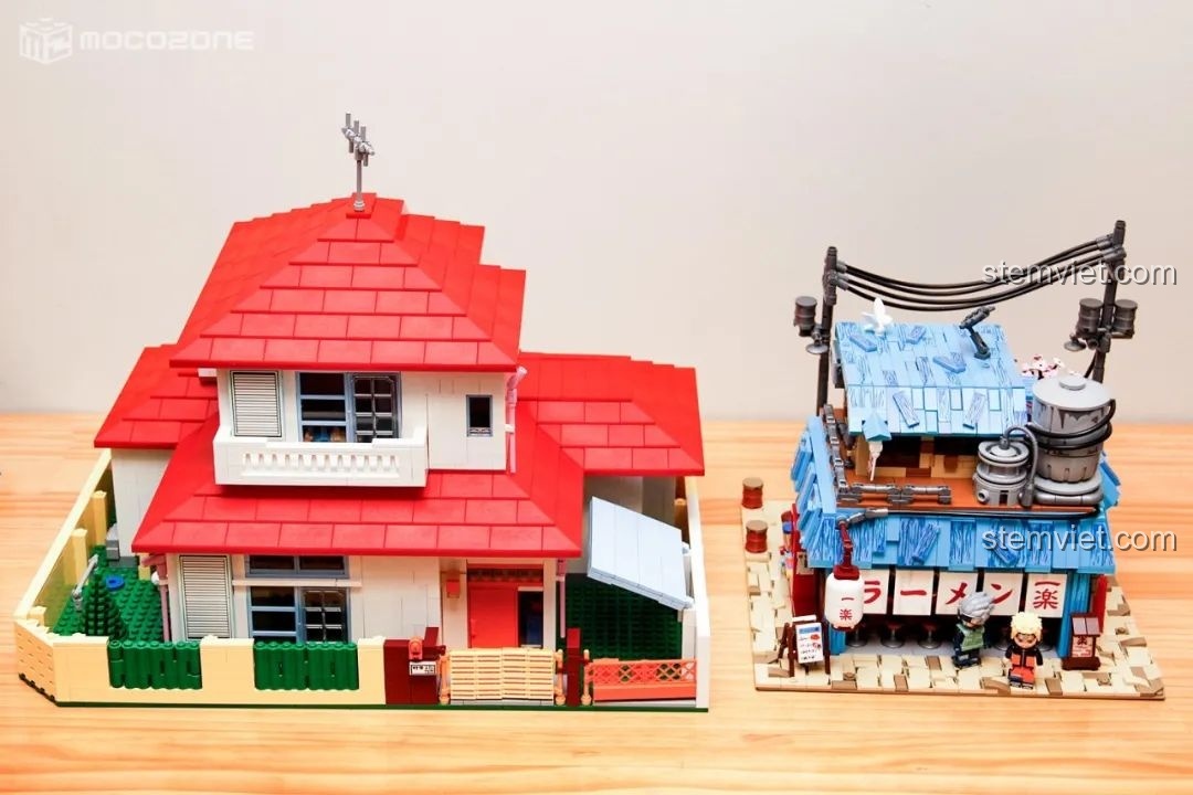 So sánh kích thước giữa mô hình nhà Shin-chan K20612 và tiệm mì Ichiraku của Keeppley, cho thấy sự đồ sộ của ngôi nhà.