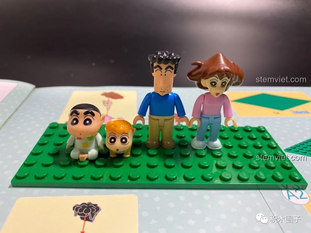 Bốn minifigures gia đình Nohara đã lắp ráp xong trong bộ xây dựng Biệt thự của gia đình Nohara.