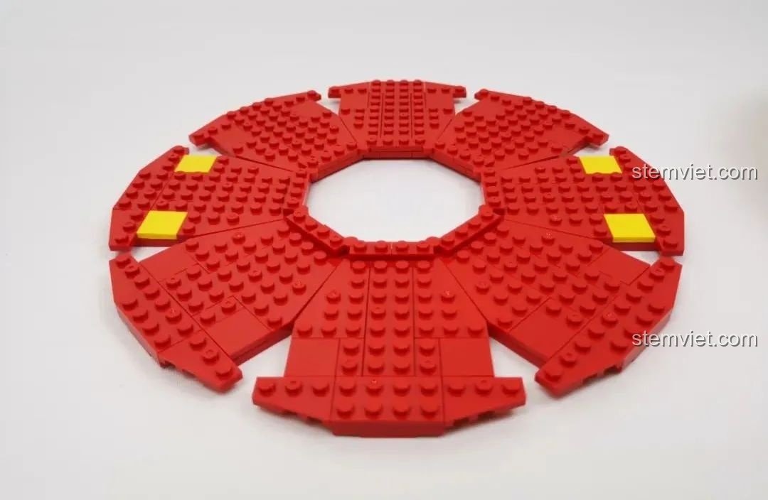 Bắt đầu quá trình lắp ráp phần nắp của bộ đồ chơi xây dựng Hộp mứt hình tròn 9122.