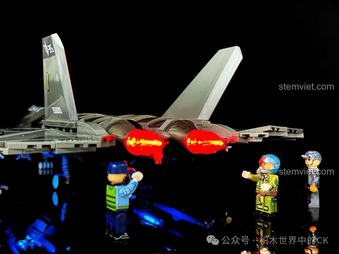 Đồ chơi xây dựng Máy bay chiến đấu J-35 202255 siêu tiết kiệm với cảnh đội bay làm việc dưới máy bay.