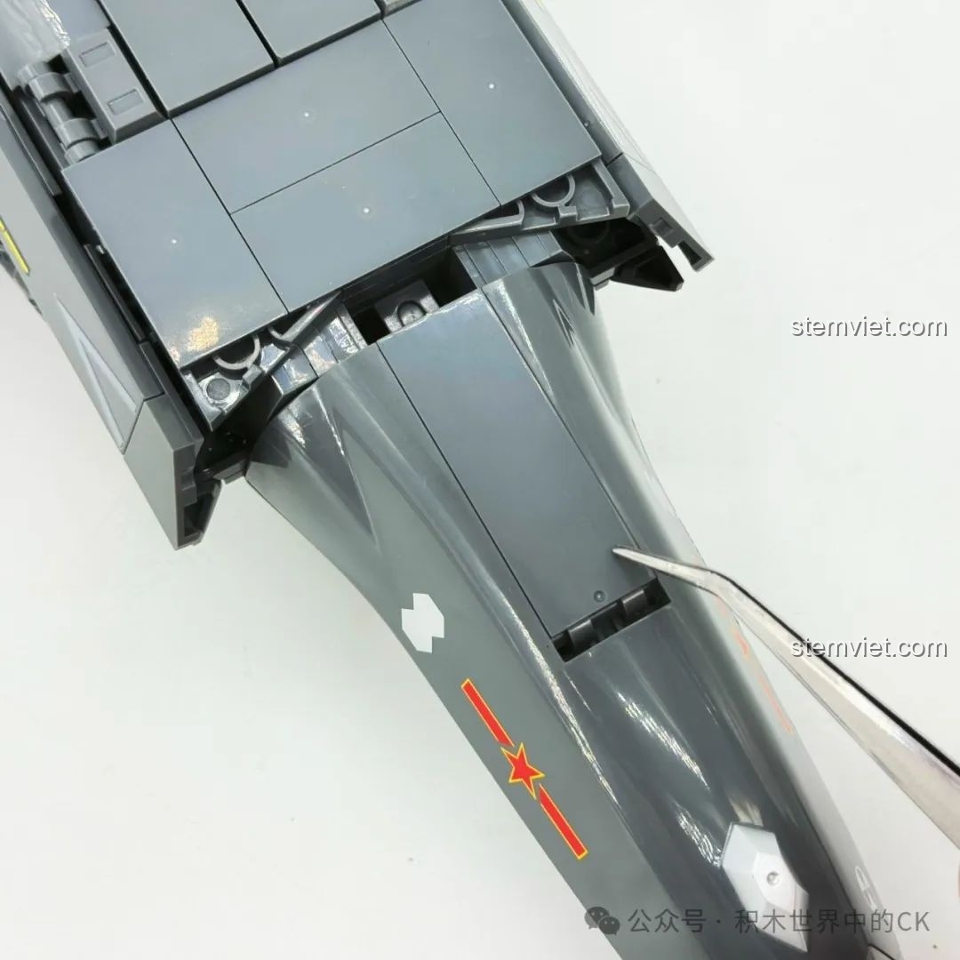 Đồ chơi xây dựng Máy bay chiến đấu J-35 202255 siêu tiết kiệm với một nắp nhỏ có thể mở ở phần mũi.