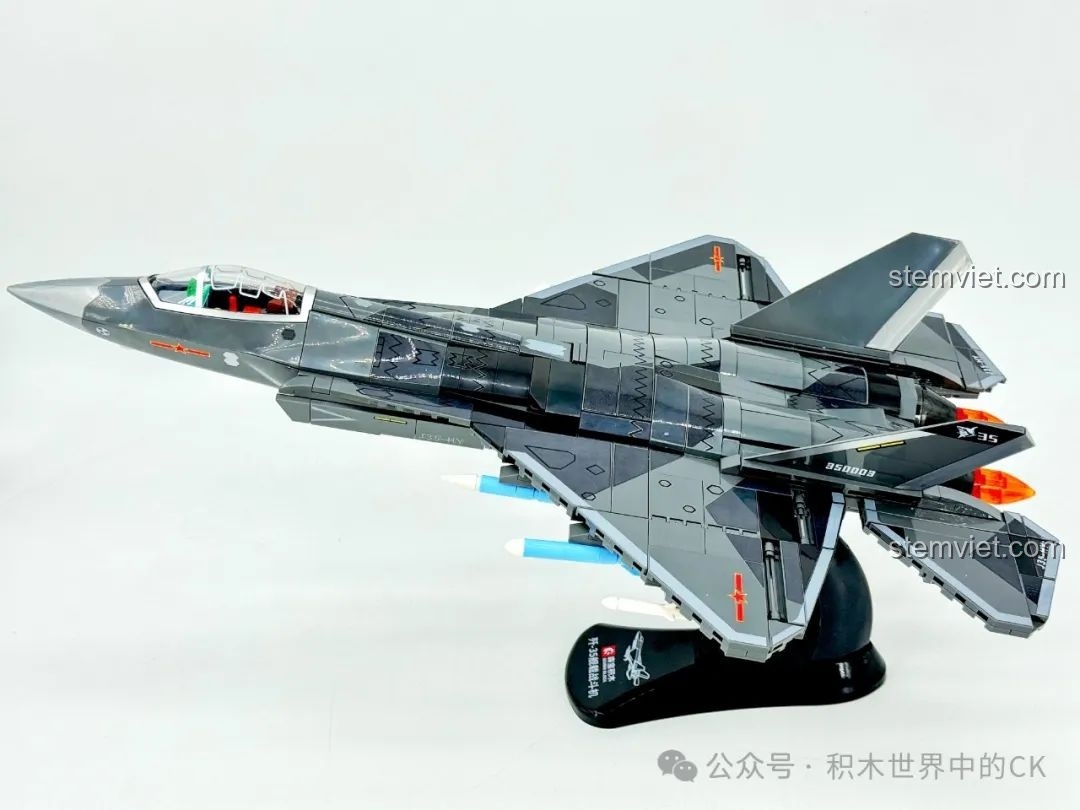 Đồ chơi xây dựng Máy bay chiến đấu J-35 202255 siêu tiết kiệm với góc nhìn bên cạnh của mô hình hoàn chỉnh.
