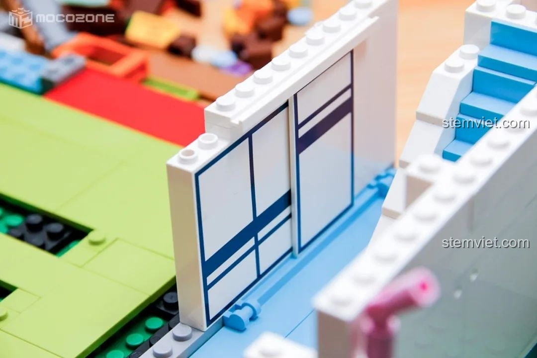 Cận cảnh hệ thống cửa trượt kiểu Nhật trong mô hình nhà Cậu bé bút chì, sử dụng các mảnh ghép in đặc biệt.