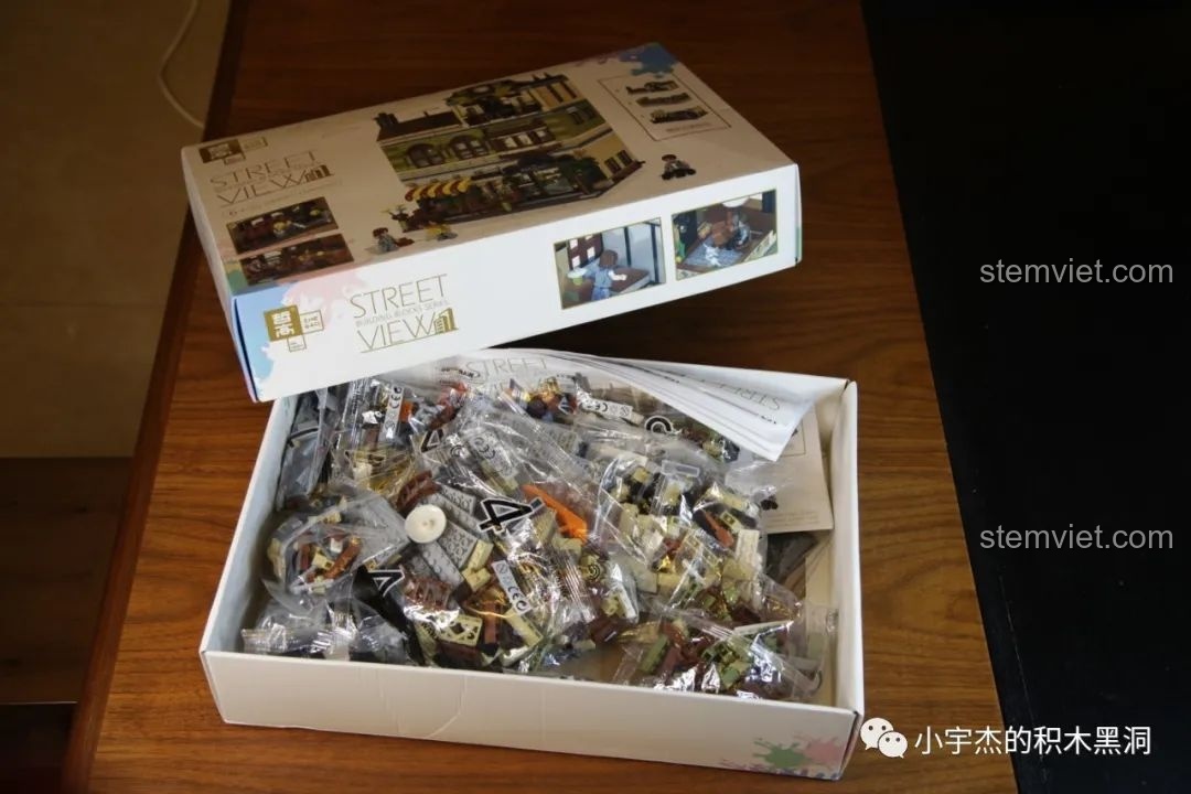 Mở hộp bộ đồ chơi xây dựng Mô hình nhà hàng Trung Hoa QL 0937, các túi chi tiết được xếp đầy ắp.