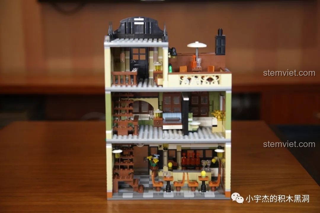 Mô hình Zhegao QL0937 nhìn từ phía sau, khoe trọn nội thất chi tiết của cả 3 tầng.