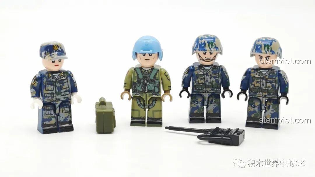 Bốn nhân vật minifigure trong bộ đồ chơi xây dựng Mô hình trực thăng Z-20 cho trẻ 6 tuổi, gồm phi công và lính đặc nhiệm.