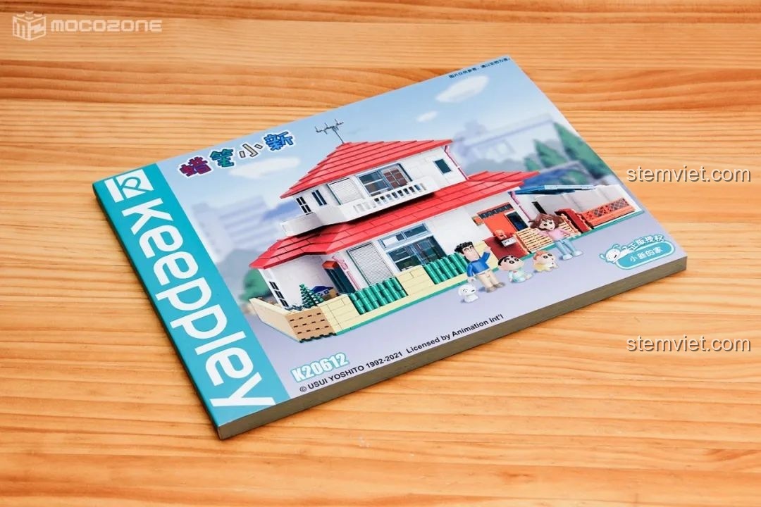 Cận cảnh sách hướng dẫn lắp ráp của bộ Keeppley K20612, bìa sách in hình ngôi nhà Shin-chan sắc nét và đẹp mắt.