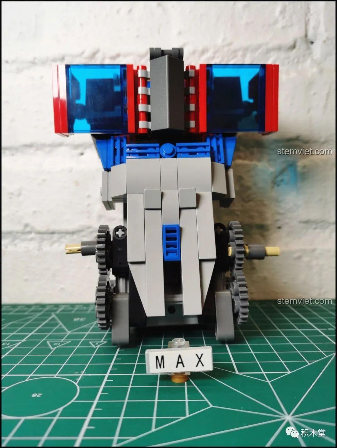 Phần thân và ngực của robot Optimus Prime 15036 đã được lắp ráp, chuẩn bị cho việc gắn chân.