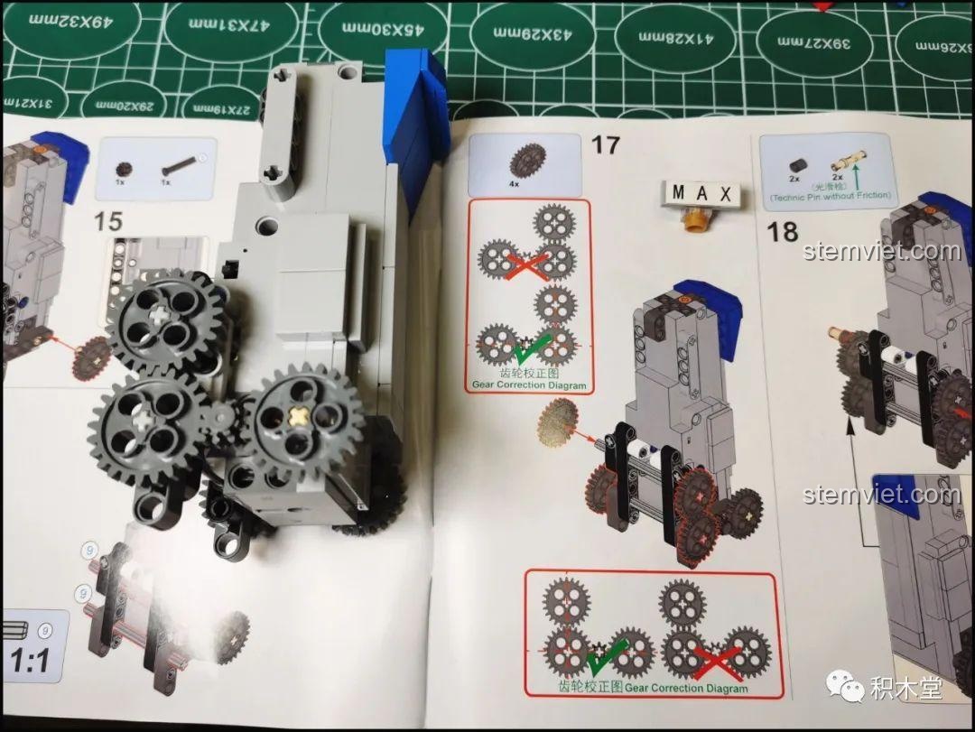 Cận cảnh hệ thống bánh răng phức tạp trong quá trình lắp ráp Mould King Optimus Prime 15036, cần sự chính xác.