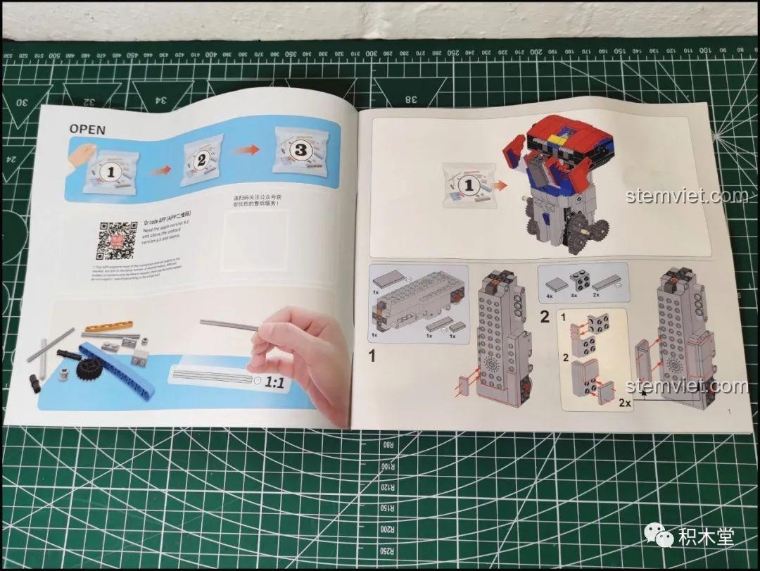 Trang hướng dẫn lắp ráp bên trong sách của bộ Mould King 15036, minh họa các bước lắp ráp chi tiết.