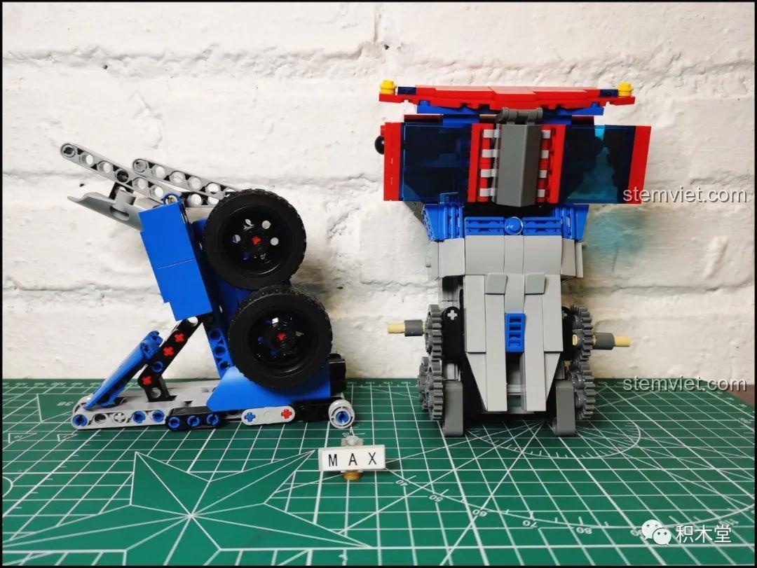 Một bên chân của robot Optimus Prime 15036 đang được lắp ráp, cho thấy cấu trúc phức tạp của chân.