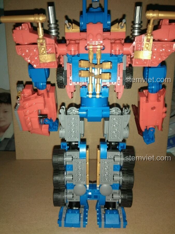 Mặt sau của mô hình Robot Transformer Optimus Prime SY 951, để lộ các chi tiết khớp nối và cấu trúc bên trong.