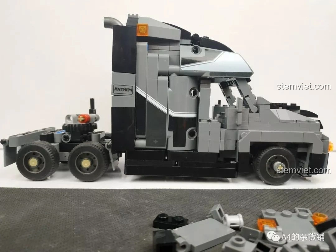 Phần đầu xe tải và khung xe đã được kết nối, tạo nên hình dáng cơ bản của xe, của bộ lắp ráp Xe Tải Container Cơ Khí SEMBO 703940.