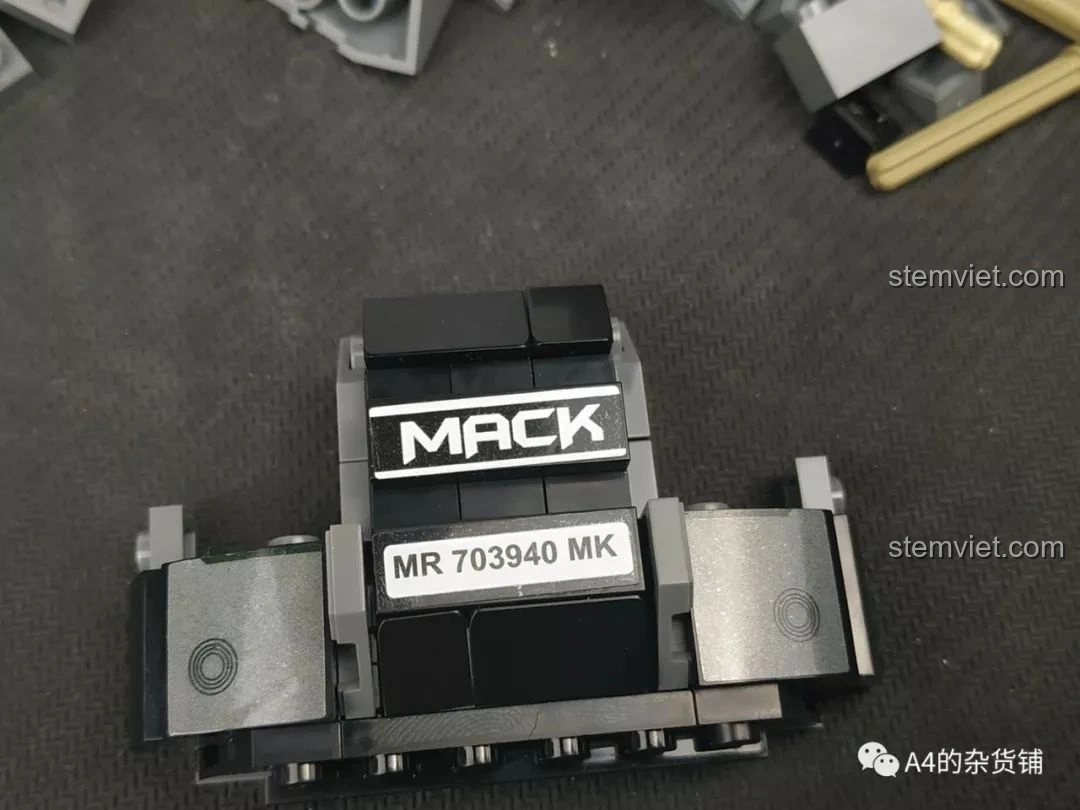 Chi tiết logo MACK và mã số MR 703940 MK trên phần đầu xe tải đang được lắp ráp, của bộ lắp ráp Xe Tải Container Cơ Khí SEMBO 703940.