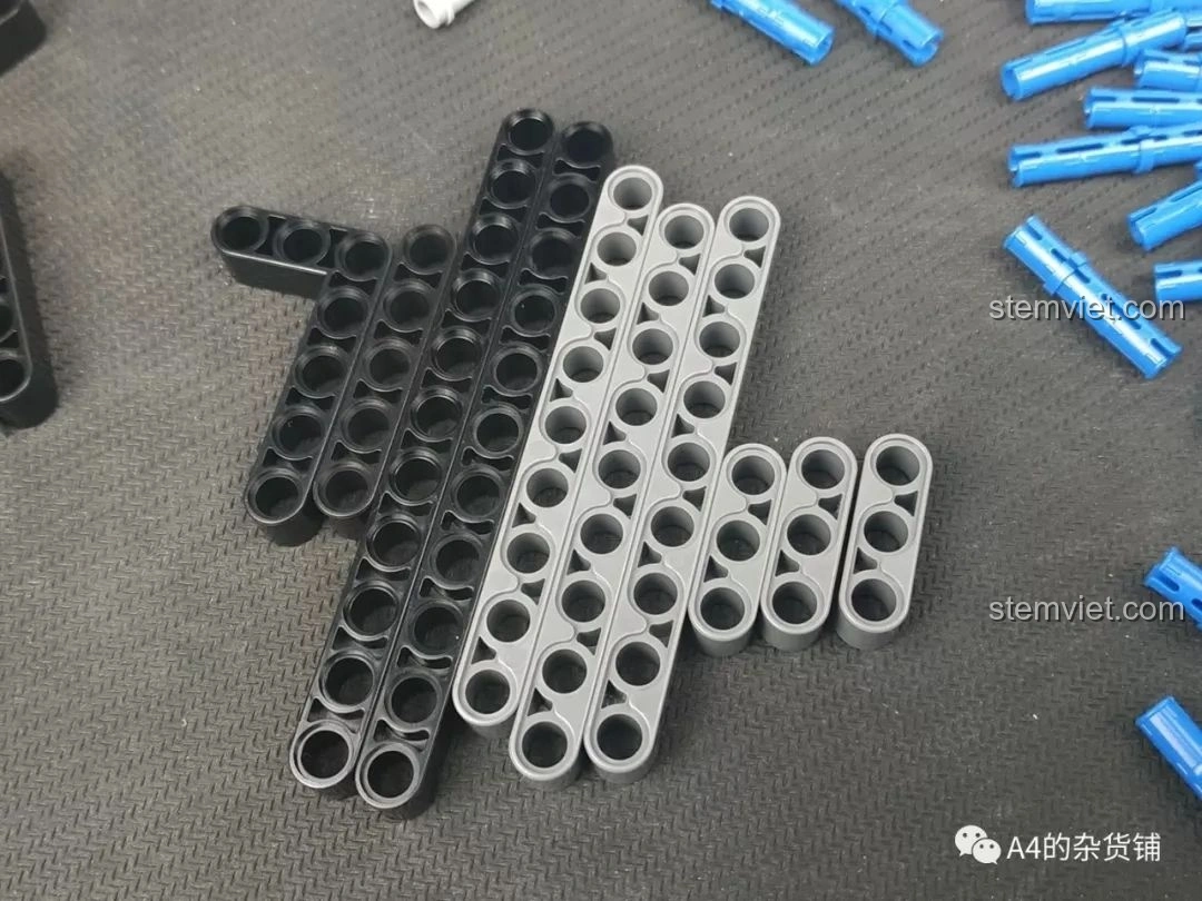 Các thanh dầm Technic màu đen và xám với hai loại hoa văn khác nhau, chi tiết của bộ lắp ráp Xe Tải Container Cơ Khí SEMBO 703940.