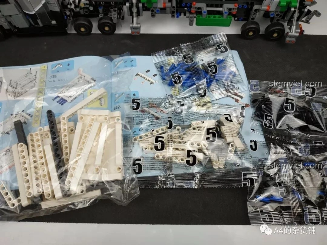Các túi linh kiện được đánh số 5 của bộ lắp ráp Xe Tải Container Cơ Khí SEMBO 703940, chứa các mảnh ghép màu trắng và đen cho container.