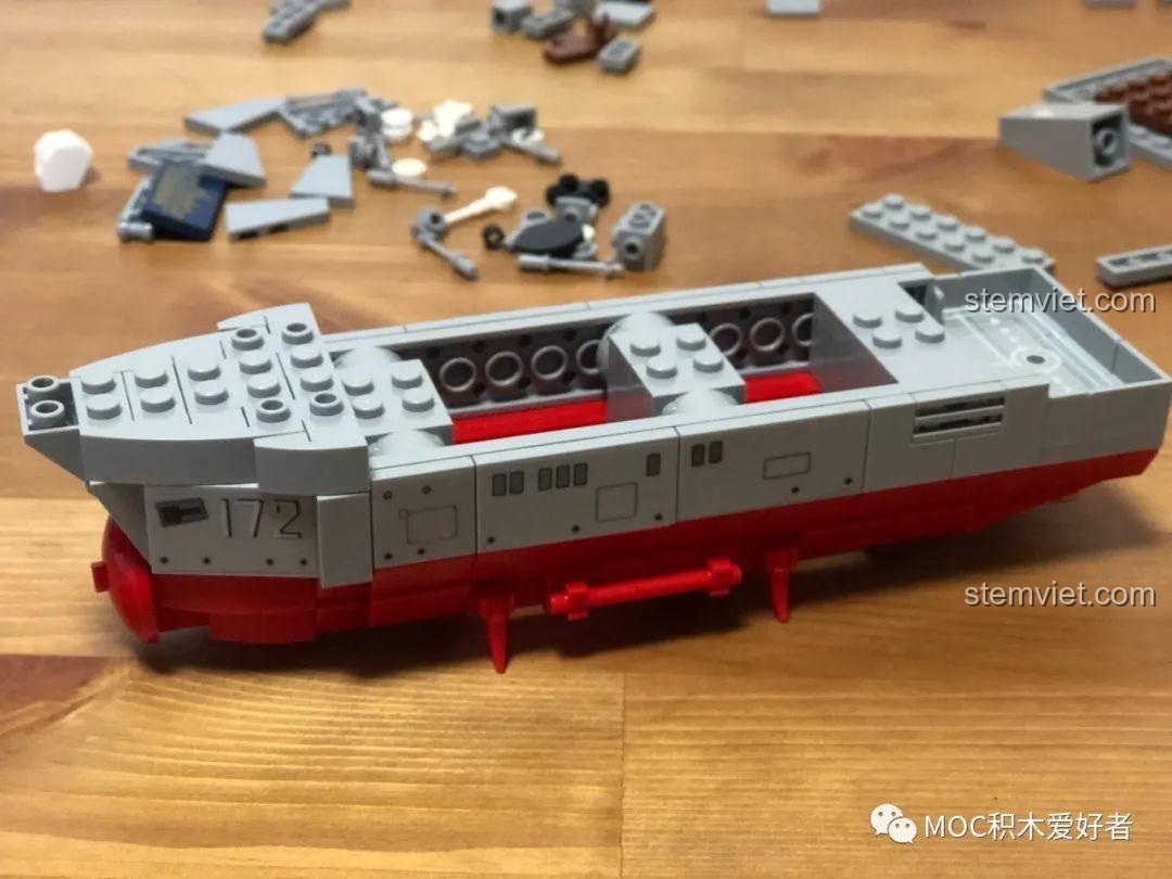 Mũi tàu của bộ đồ chơi xây dựng Tàu khu trục tên lửa đã hoàn thiện, nhìn tổng thể rất cân đối và mạnh mẽ.