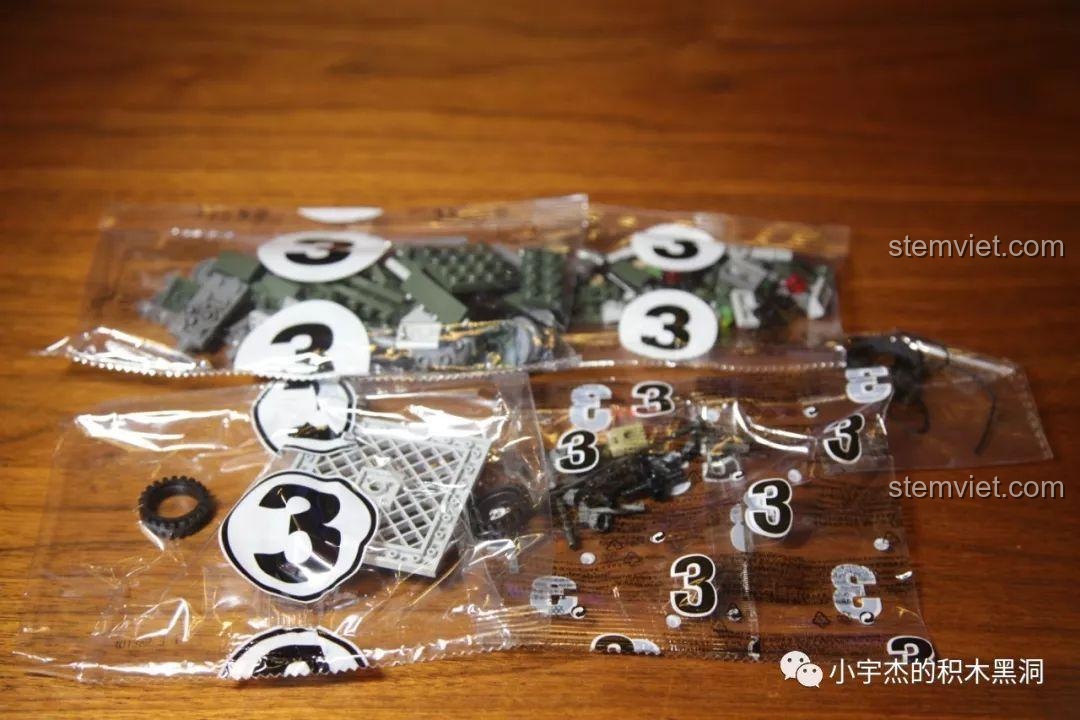 Các túi chi tiết cho bước 3, bao gồm các mảnh ghép cho xe Jeep và phần còn lại của tàu.