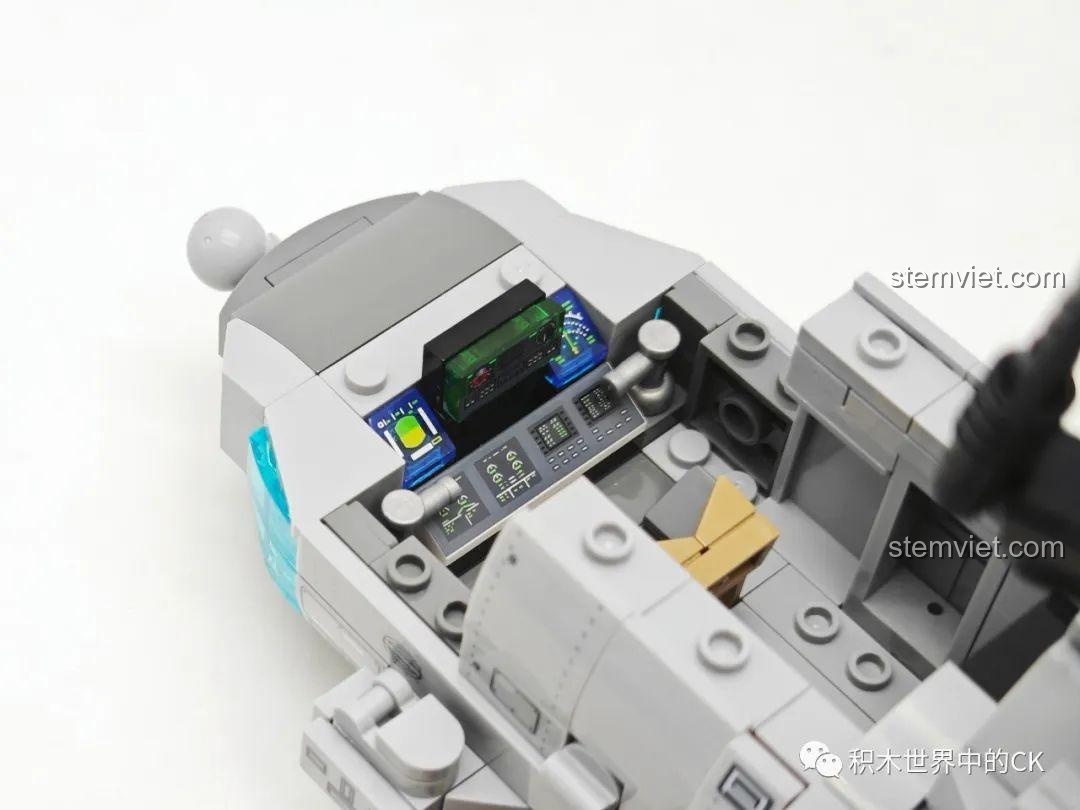 Cận cảnh bảng điều khiển chi tiết trong buồng lái của đồ chơi xây dựng Trực thăng tấn công Z-20 cho trẻ em.