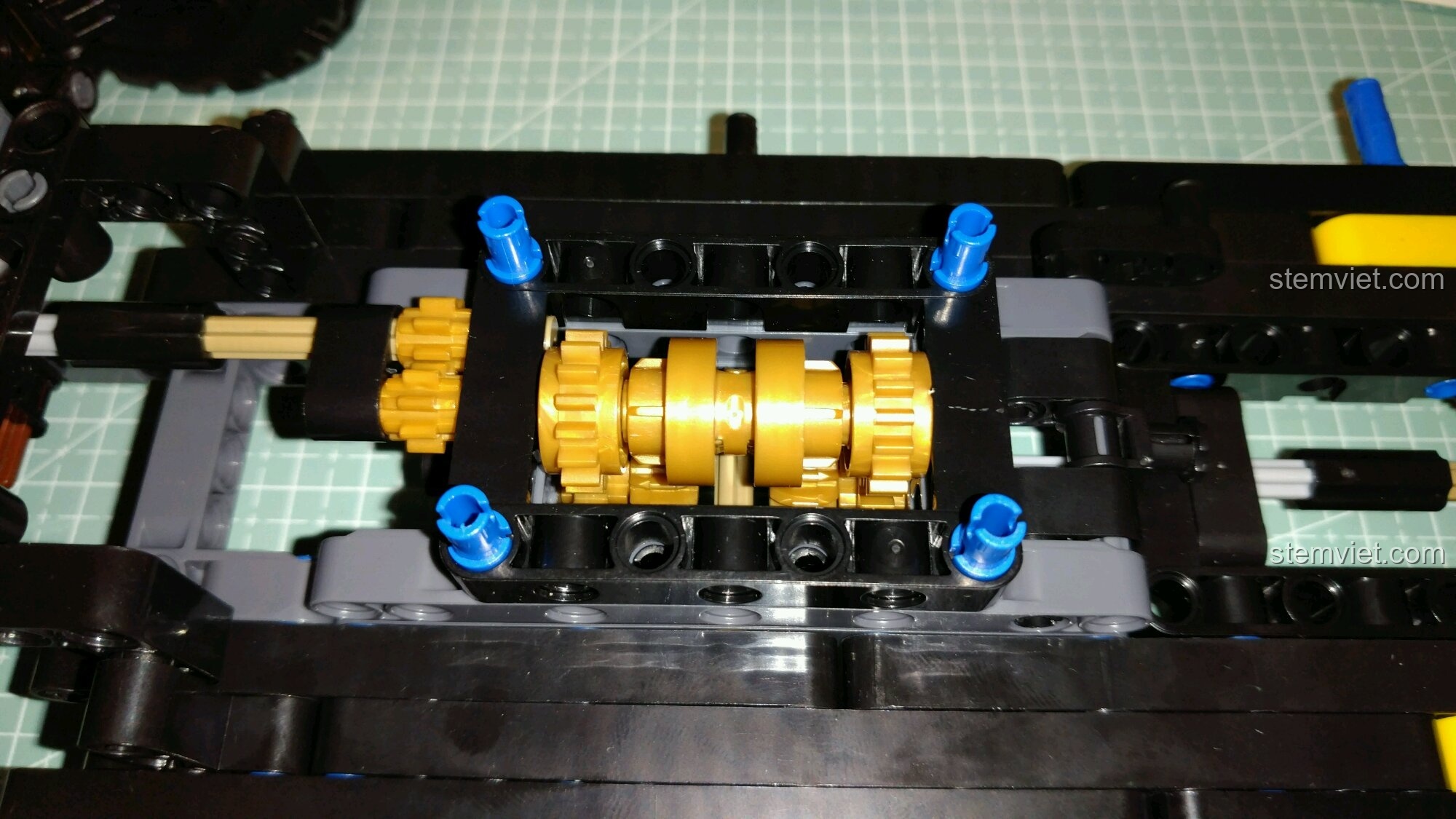 Cận cảnh cơ cấu chuyển số của đồ chơi xây dựng Xe Đua Cổ Điển Ba Bánh Winner.