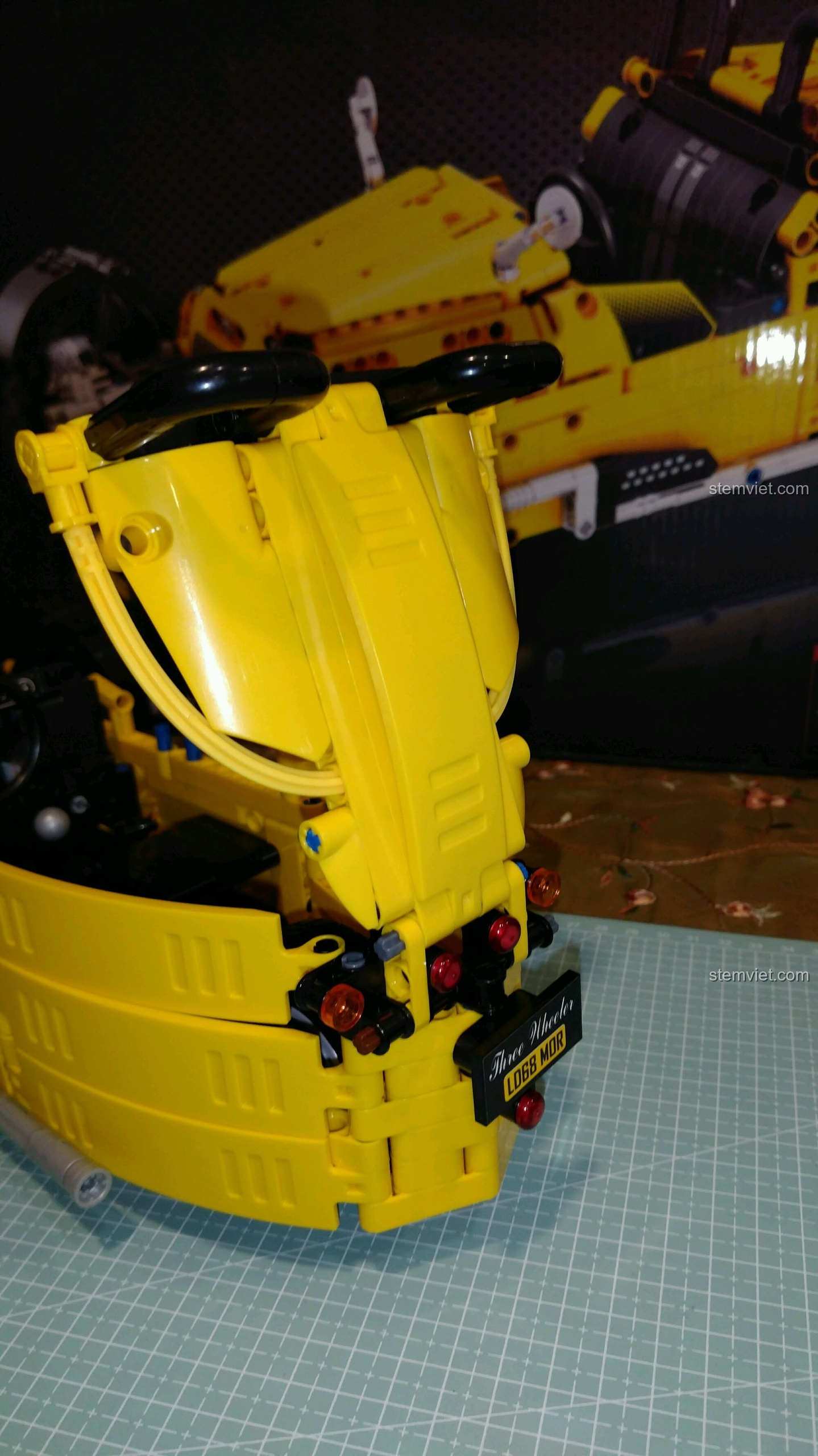 Cận cảnh động cơ và hệ thống treo trước của đồ chơi xây dựng Xe Đua Cổ Điển Ba Bánh Winner.