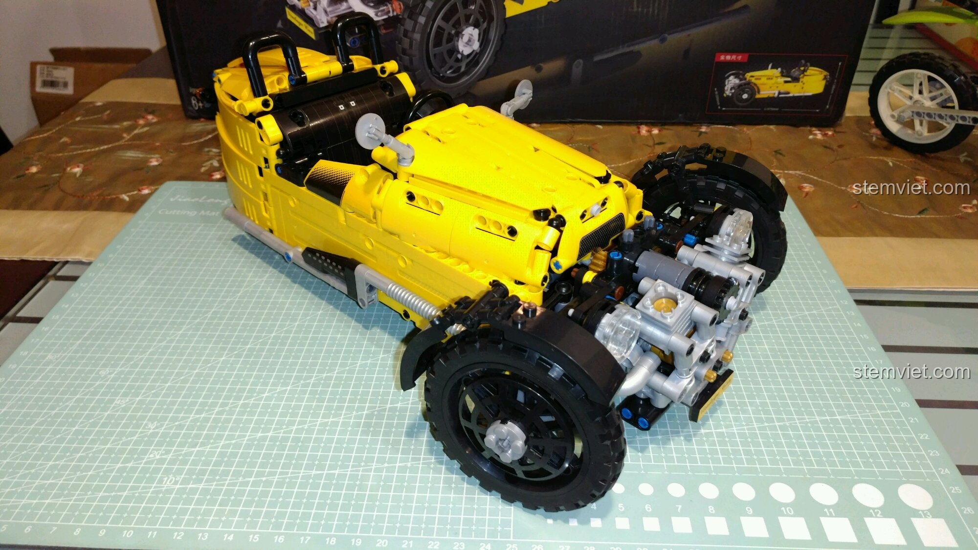 Mô hình hoàn chỉnh của đồ chơi xây dựng Xe Đua Cổ Điển Ba Bánh Winner từ góc nhìn phía trước.