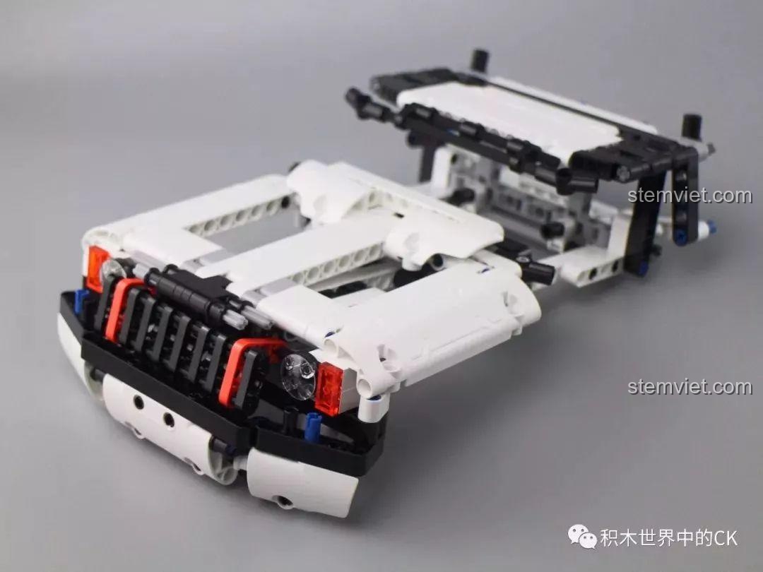 Lắp ráp phần đầu xe với lưới tản nhiệt và đèn pha cho bộ đồ chơi xây dựng Xe leo núi điều khiển từ xa.