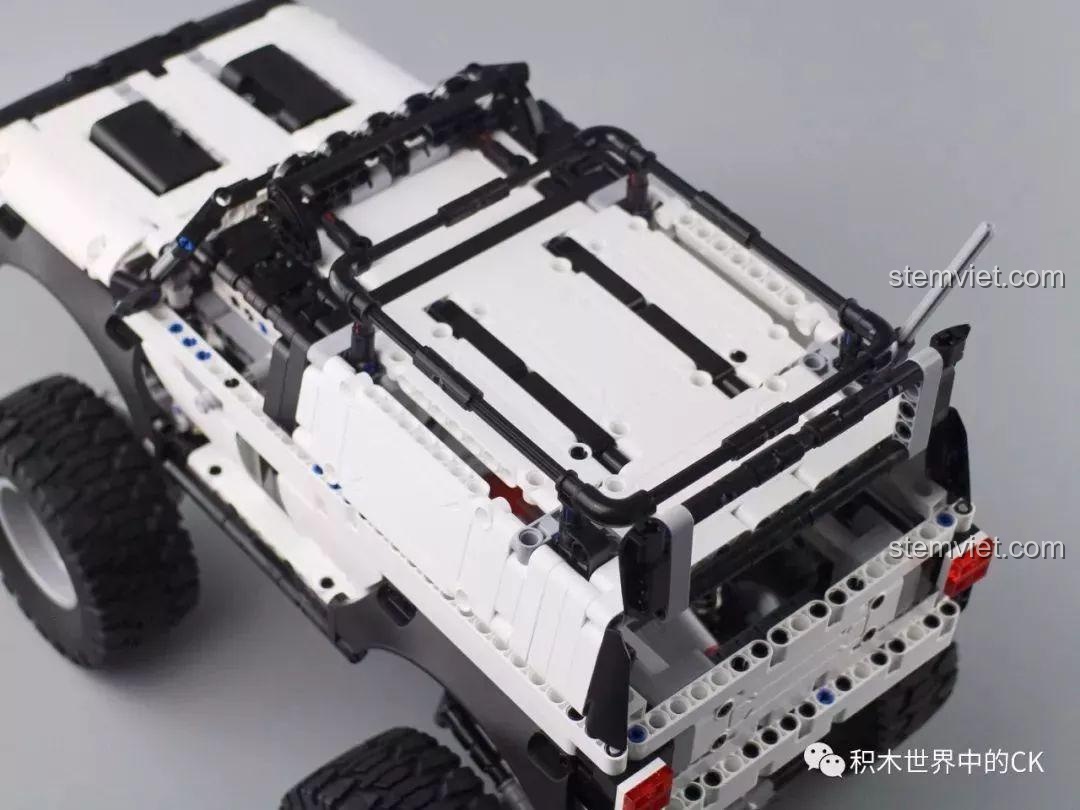 Góc nhìn từ trên cao vào phần đuôi và nóc xe của bộ đồ chơi xây dựng Xe leo núi điều khiển từ xa, thể hiện khung gia cố.