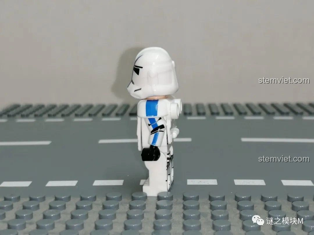 Ảnh cận cảnh mặt bên minifigure 501st Legion Dogma từ bộ XINH X0300, cho thấy chi tiết in ấn ở tay và hông - đồ chơi xây dựng XINH siêu tiết kiệm.