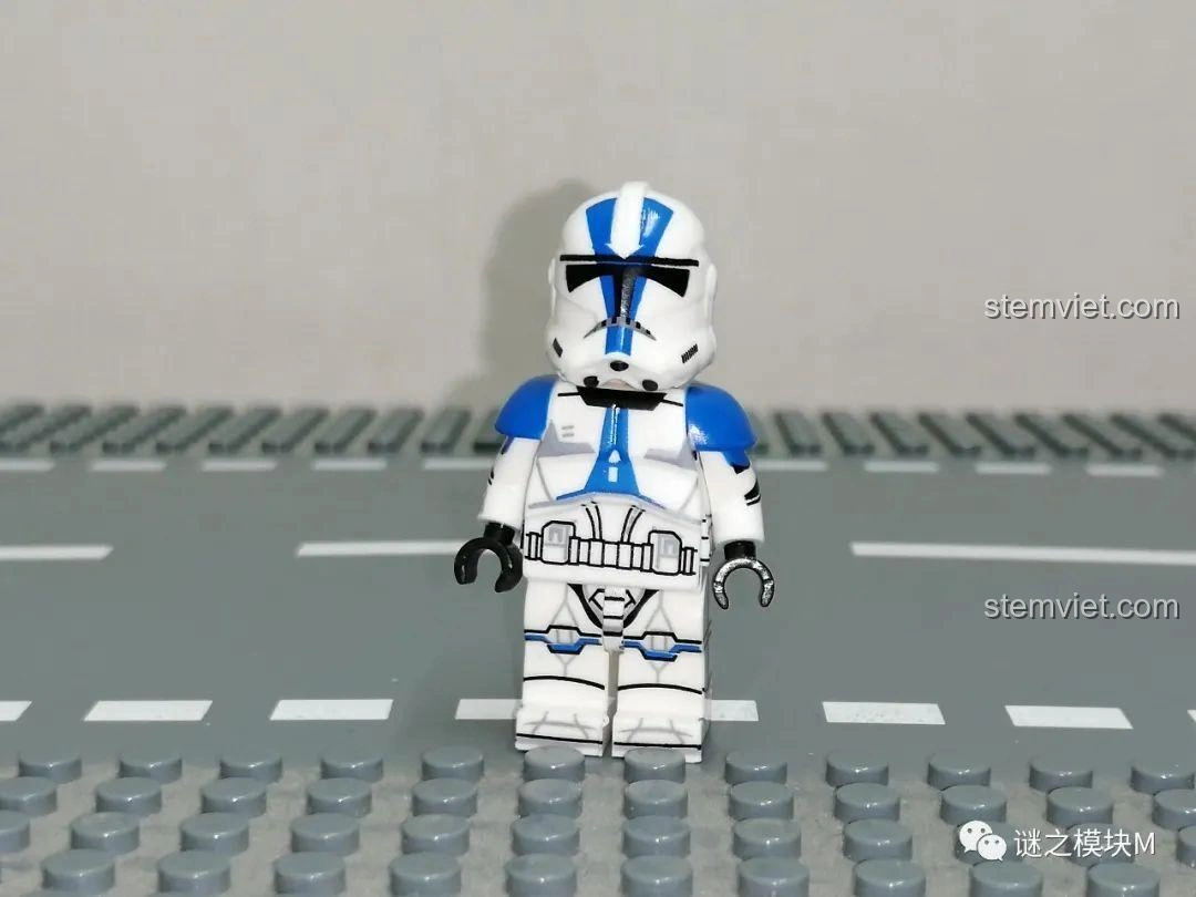 Ảnh cận cảnh mặt trước minifigure 327th Star Corps Commander Bly từ bộ XINH X0300, với giáp vàng trắng và chi tiết in ấn đặc trưng - đồ chơi xây dựng XINH siêu tiết kiệm.