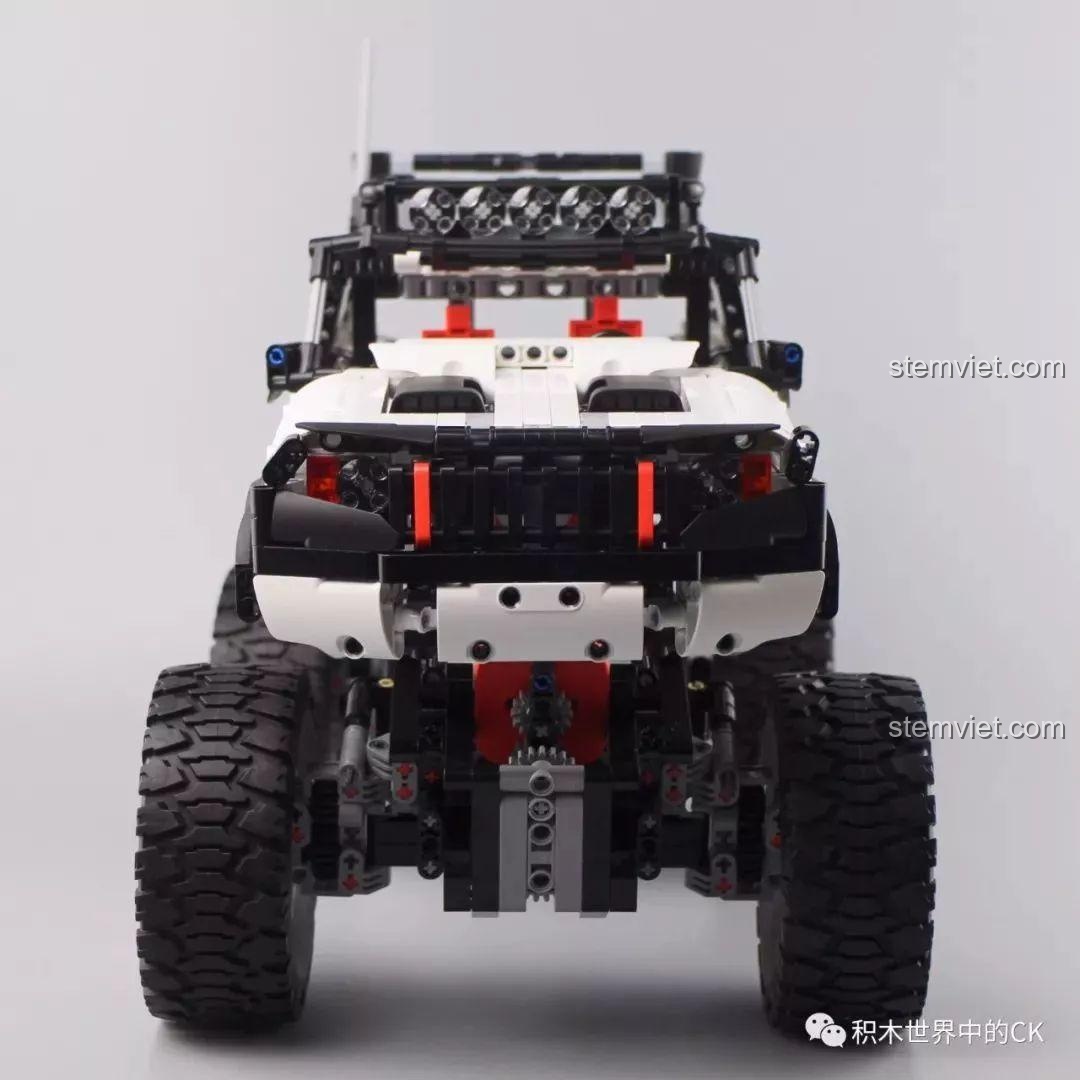 Góc nhìn từ phía sau của bộ đồ chơi Xe Địa Hình 4 Bánh Chủ Động Thông Minh đã hoàn thành, khoe lốp xe lớn và đuôi xe.