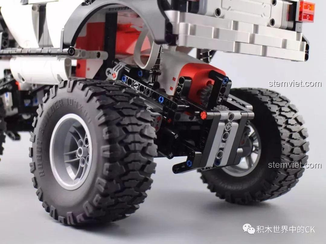 Cận cảnh hệ thống treo sau và bánh xe của bộ đồ chơi Xe Địa Hình 4 Bánh Chủ Động Thông Minh YYSQC01IQI.