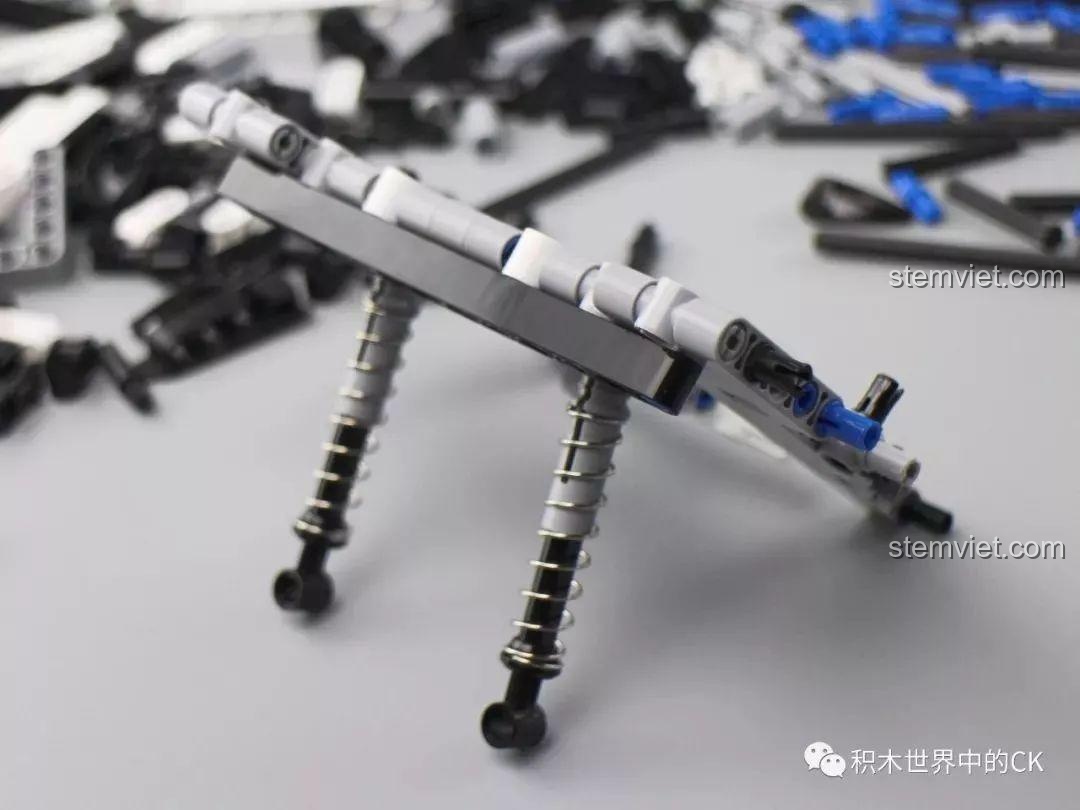 Lắp ráp hệ thống giảm xóc với lò xo cho bộ đồ chơi Xe tải quái vật cho con trai từ 14 tuổi, một chi tiết quan trọng.