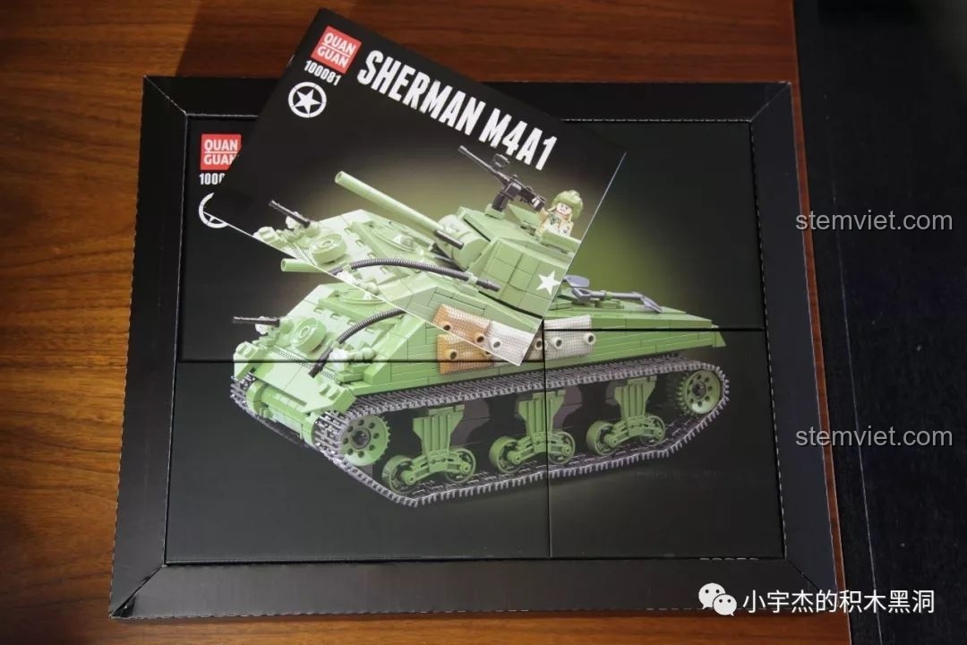 Sách hướng dẫn lắp ráp bộ đồ chơi Xe tăng M4A1 00081 được giấu khéo léo bên trong hộp.